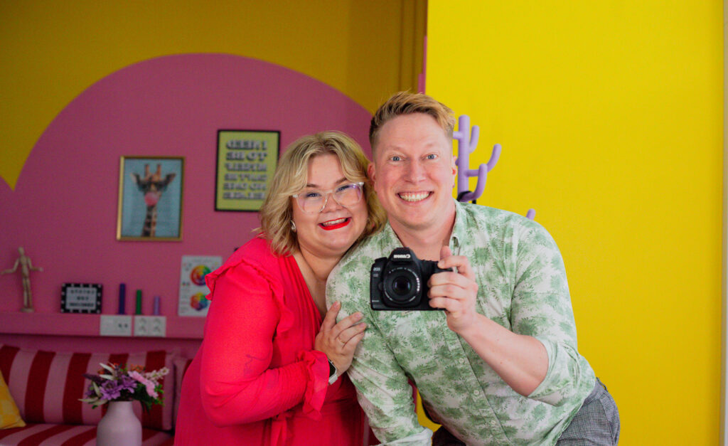 Kasvussa Oy:n valmentajat Noora Hyttinen ja Jussi Haavisto hymyilevät innostuneena järjestäessään Tampereen HR-Dialogit tapahtuman HR-ammattilaisille